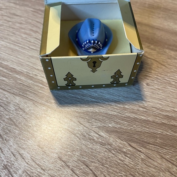 Heirloom Editions Ltd. Cowboy hat Thimble Porcelain Hand Painted With Box - Picture 2 of 9